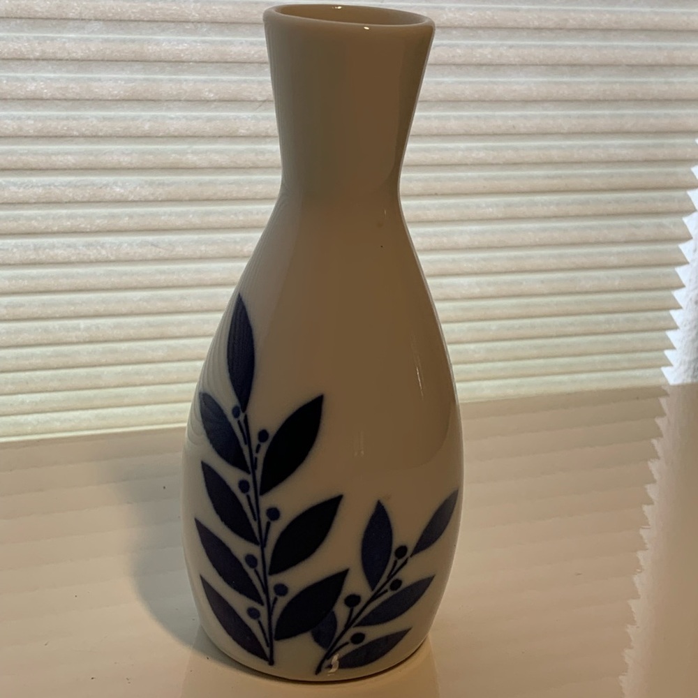 Gekkeikan Sake bottle.Made in Japan 5 in tall white with blue leaves red writing